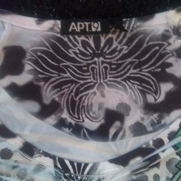 Beautiful blouse - Picture 2 of 3